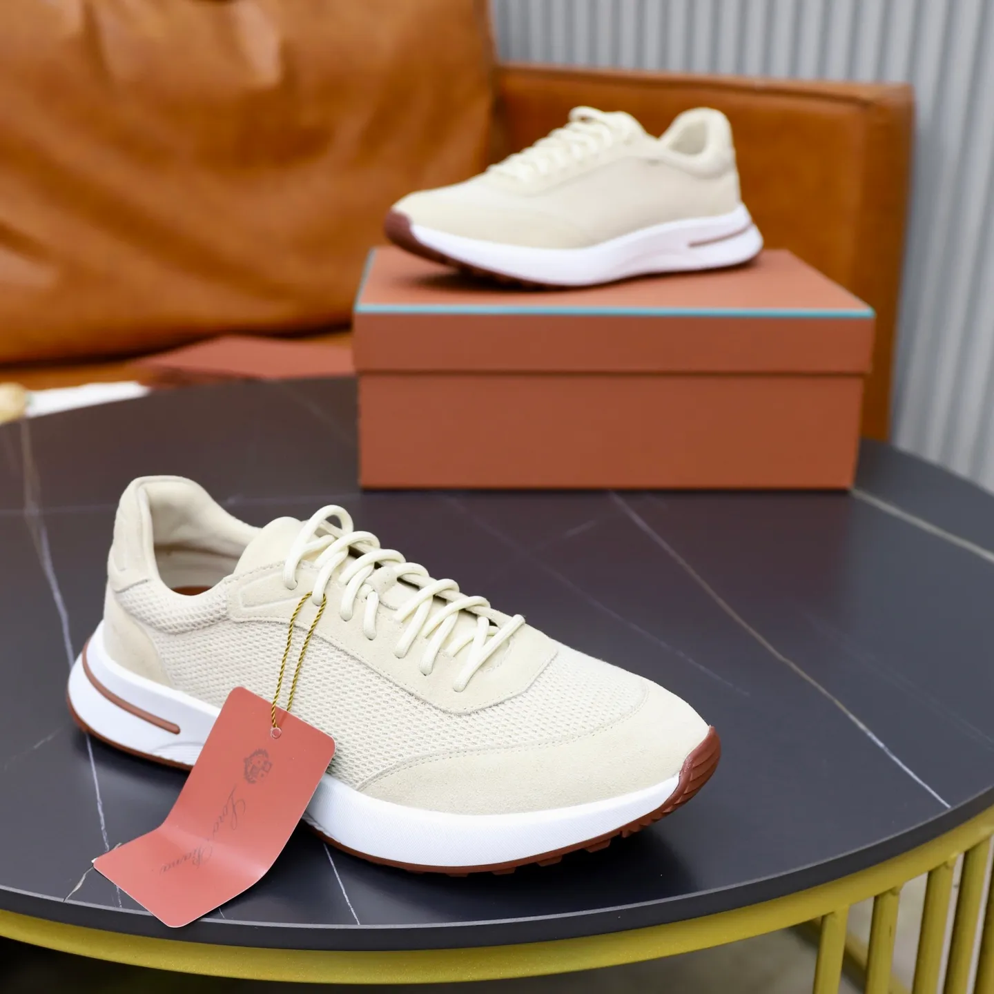 Ex-factory price: 560💰Loro Piana Tennis Walk men’s moral training sneakers! These new textured leather tennis shoes feature an ultra-low-top design for year-round wear and are water-resistant. The wrapped sole creates an effortlessly attractive color combination that harmoniously blends functionality with understated style. The ideal footwear option for urban dressing. The heel is decorated with a soft calfskin tongue with Kummel color inserts and an embossed LP logo. Cotton shoelaces. Material: Upper: Gray woven stitching with cowhide accents! Sole: Rubber lining: Cow leather original rubber sole, excellent foot comfort, complete package! Size: 38-39-40-41-42-43-44 leather shoe size (4546 can be customized)